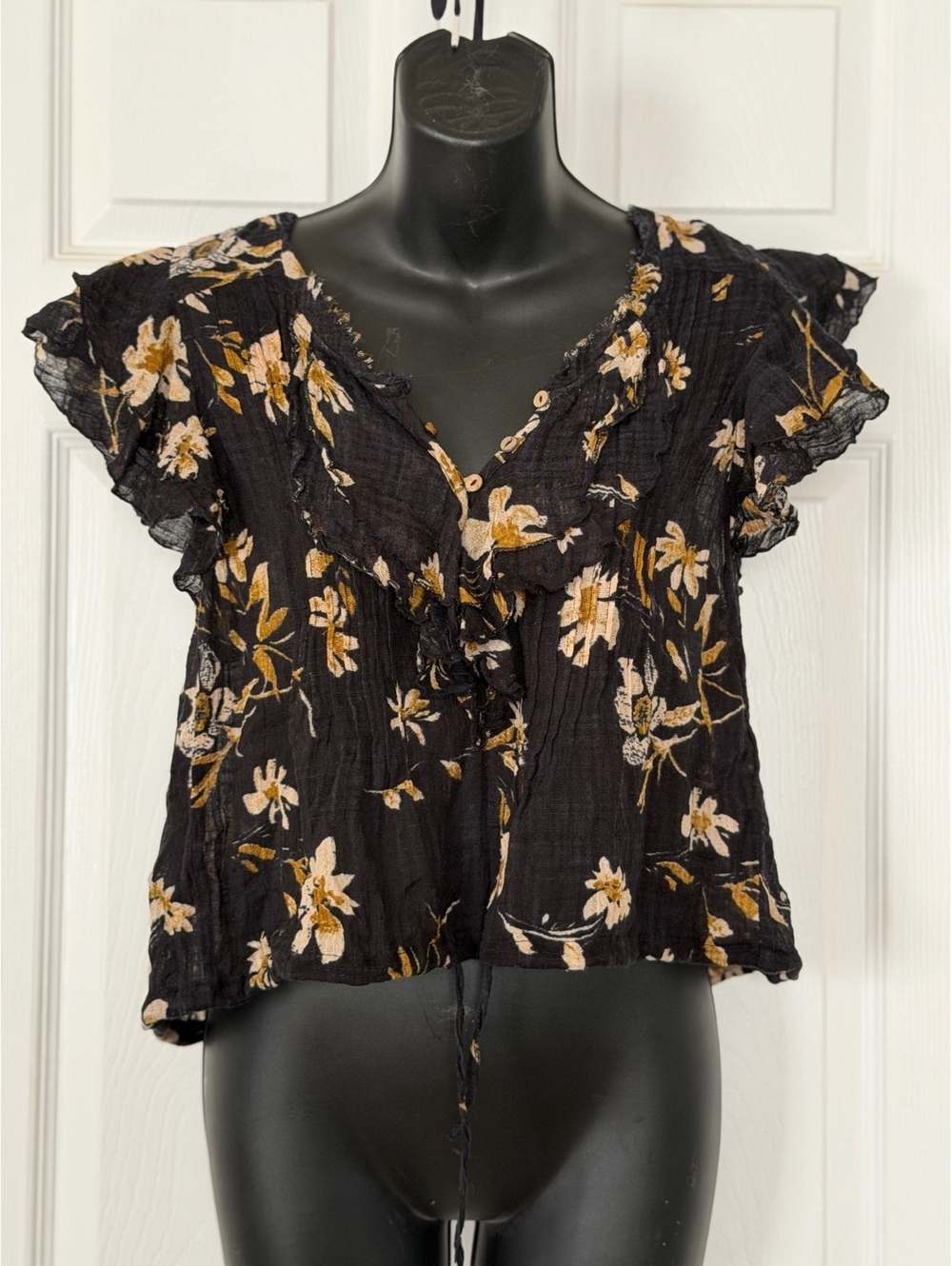 FP One Black Floral Flutter Sleeve Blouse Top Size XS